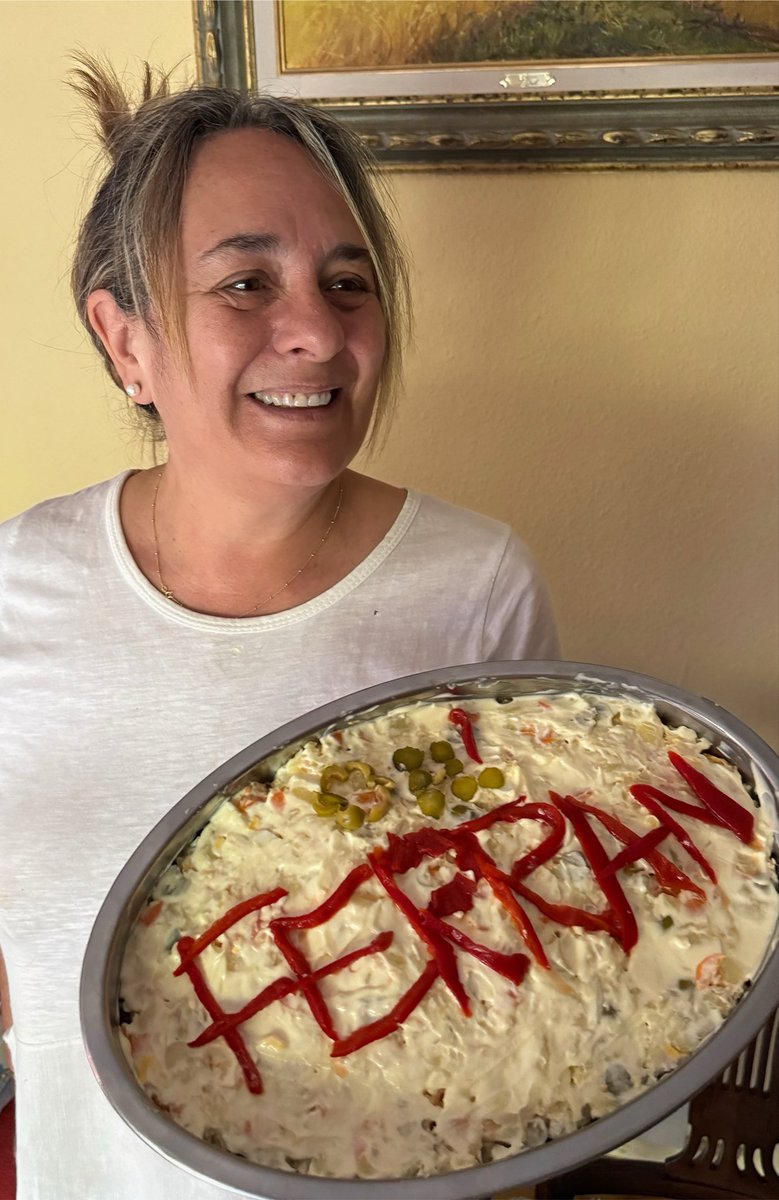 3IreneBlanco's tweet photo. como no va a ser la mejor JAJAAJA con su ensaladilla esperando a que venga Ferran a probarla https://t.co/JLGouhK5Ya
