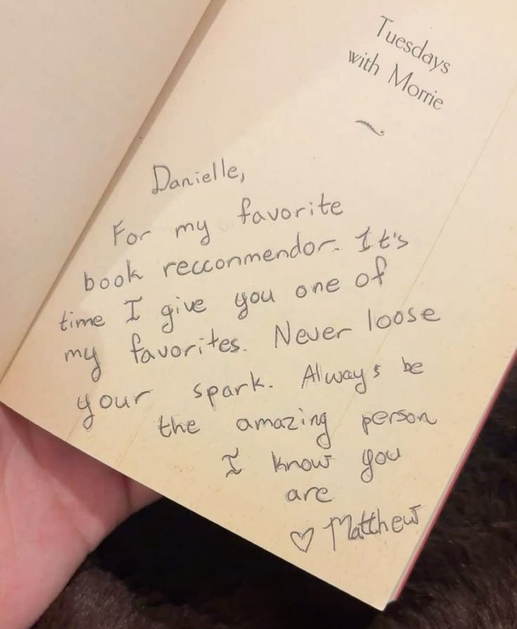 AlejaReads's tweet photo. We must return to traditional values. Giving books with a dedication written by hand on the first page.>>> https://t.co/vHaQSVk2By