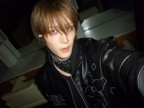 sh89ta's tweet photo. emo is really Shota’s Best Aesthetic Ever. it’s crazy how much he suits it wtf https://t.co/kJNy9IkxQX