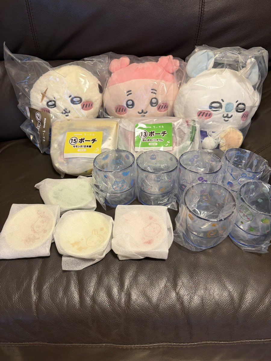 warehachi15's tweet photo. ちいかわ　エニマイくじ　交換

求　風鈴ちいかわうさぎ

譲　モモンガ、古本屋、ラッコぬいぐるみ
　　13、15ポーチ　
　　豆皿ちいかわペアくりまんじゅうペア
　　レトロカップハチワレペアモモンガペア　
　　くりまんじゅうペア

複数提供可能
郵送交換よろしくお願いします🥺 https://t.co/Ls2f083U26