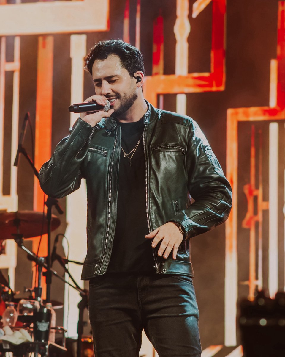 qgdefasmv's tweet photo. Noite absurda, hein? Matipó/MG,🤘 energia incrível do início ao fim. Feliz demais com todo carinho que o nosso Matheus Vargas  recebeu por aí, vocês são demais. Obrigado por tudo isso! 🧡 https://t.co/Tw3h6POKzZ