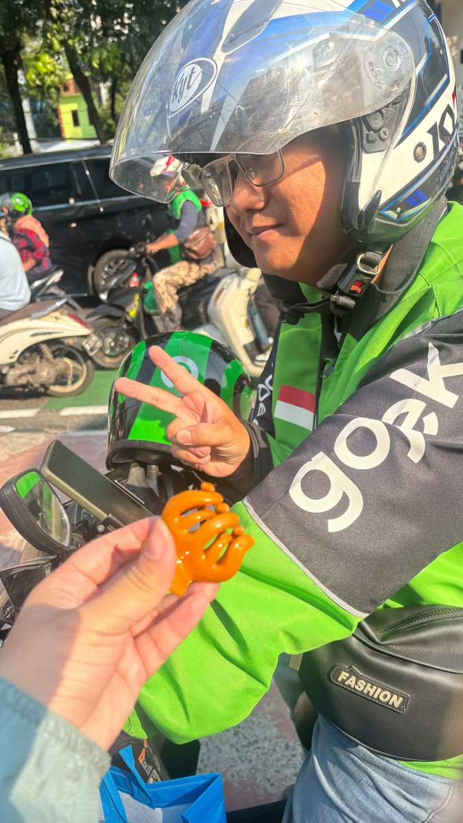 KopiSusuu23's tweet photo. Hari ini happy karena dapet gojek super asyique

👤: kakaknya beruntung hari ini dapet driver saya, karena saya punya 7 macam hadiah buat kakak, nanti boleh pilih salah satu. Ada jeday, ikatan rambut, jepit, nanti pilih aja ya.

👱🏼‍♀️: ini dari abangnya sendiri?

👤: iya nih ga diendorse kok hehehe

Kita juga ngobrol tengang kpop dan kdrama sepanjang jalan. No no ya spoiler Agen Kim karena gue belum nonton episode terbarunya 😭☝🏼

Thank you bang Alfin 🖐🏻
cc: ndvrrr