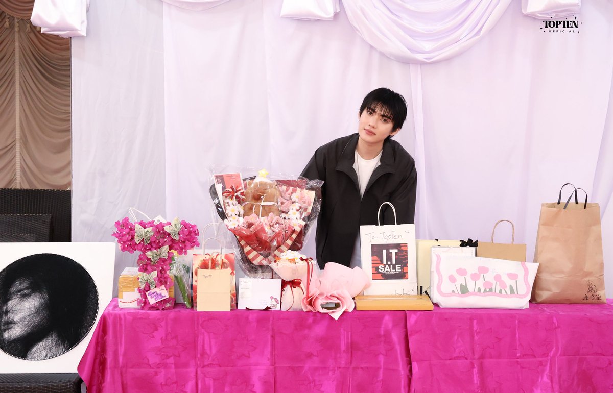 Topten_Official's tweet photo. 💖 𝗧𝗢𝗣𝗧𝗘𝗡 𝗕𝗶𝗿𝘁𝗵𝗱𝗮𝘆 𝗖𝗵𝗮𝗿𝗶𝘁𝘆 ✨

ขอบคุณสำหรับของขวัญที่ทุกคนนำมาให้น้องในวันนี้นะคะ 🫶🏻

𐙚 @toptenss_ #Toptenss ♡
#TOPTENBirthDayCharity https://t.co/dOXj7xrymP