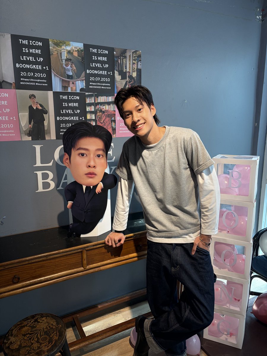 bsurasee_'s tweet photo. วันนี้บุ้งกี๋ได้ไปคาเฟ่วันเกิดตัวเองครั้งเเรกในชีวิต😊เป็นสิ่งใหม่ๆในปีนี้ที่ผมไม่เคยคิดว่าจะมีเป็นของตัวเองมาก่อน อยากขอบคุณพี่ๆที่จัดงานเเละพี่ๆที่มาเยี่ยมชมน้า อยากจะบอกว่างานน่าร้ากกและสวยมากๆไม่รู้จะขอบคุณยังไงเลยยเเต่อยากจะบอกว่ารักพี่ๆทุกคนเลย อยู่กับบุ้งกี๋ไปนานๆน้าา❤️🫶🏻 https://t.co/Mhz1twTQxh