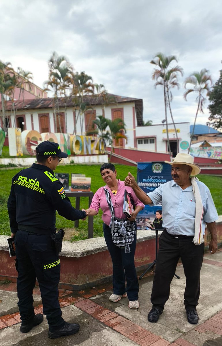 PoliciaUNIPEP's tweet photo. En #Icononzo, nuestro Grupo Territorial para la Paz de Tolima acercó a la comunidad las publicaciones y el Portal de Memoria Histórica de @PoliciaColombia, promoviendo el deber de memoria, la participación ciudadana y la construcción de paz mediante herramientas digitales. https://t.co/AvcapapRP0