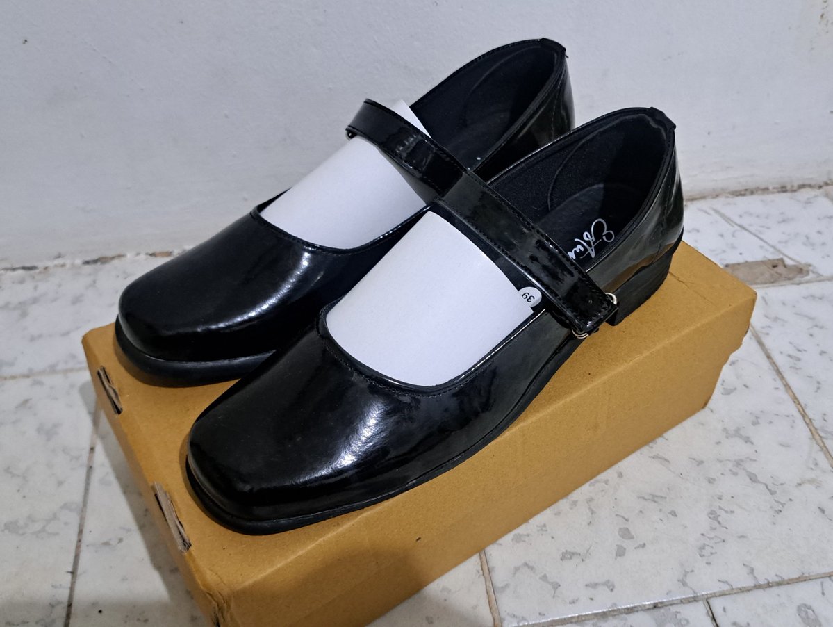 owxxo_'s tweet photo. WTS SEPATU PANTOFEL OSPEK 60k NEW GAPERNAH DIPAKE ❗️

🥿 Estunice (Glossy Hak 3 cm)
📏 39 (25 cm)
📍 Jakarta/Tangsel
✉️ dm @owxxo_ (mt after dm)

#zonauang #zonajajan #wts https://t.co/OhtbpRJVwm