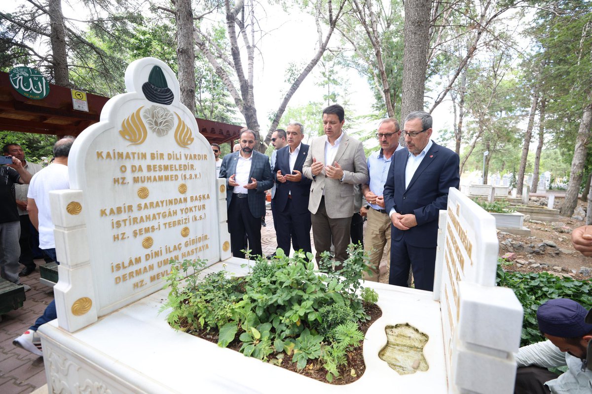 saadetpartisi42's tweet photo. Genel Başkanımız Mahmut Arıkan, Genel Başkan Yardımcımız Adnan Simit, Hüseyin Saydam, İl Başkanımız Mehmet Demirel Merhum Ladikli Hacı Ahmet Ağa'nın kabrini ziyaret etti. https://t.co/cdBHMziSOt