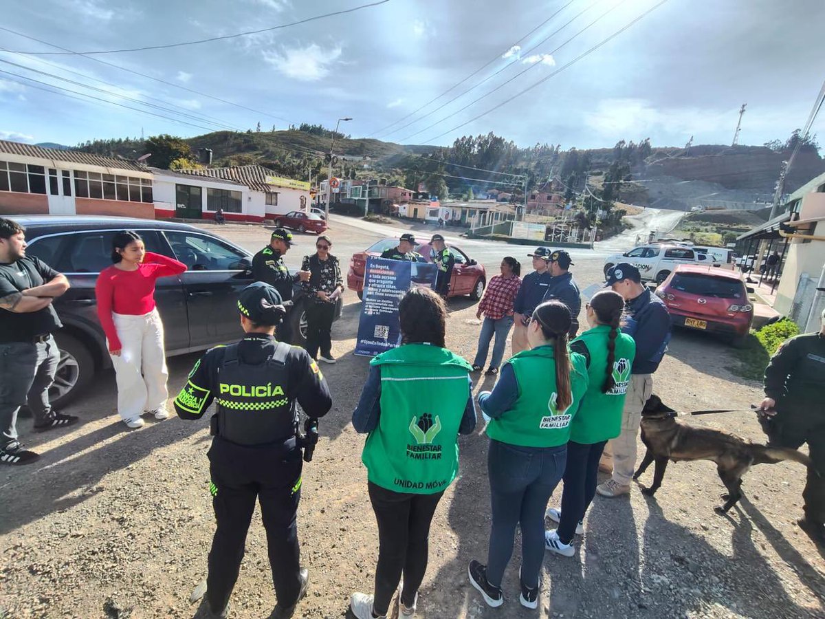 ICBFColombia's tweet photo. #BienestarBoyacá | Desde el Equipo Móvil de Protección Integral (EMPI) realizamos una jornada de sensibilización para prevenir la trata de personas y la explotación sexual comercial de niñas, niños y adolescentes en la vía Tunja–Samacá, junto a @ProteccionPonal y @MigracionCol. https://t.co/yzy2fVS4om