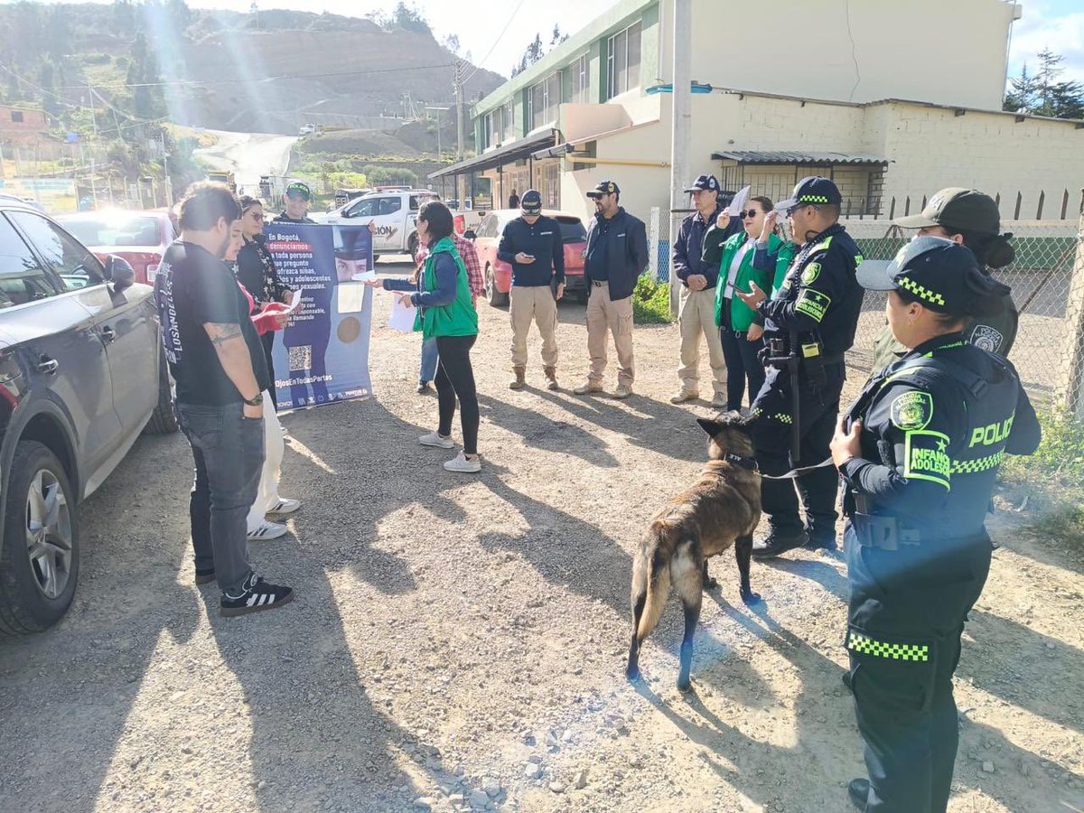 ICBFColombia's tweet photo. #BienestarBoyacá | Desde el Equipo Móvil de Protección Integral (EMPI) realizamos una jornada de sensibilización para prevenir la trata de personas y la explotación sexual comercial de niñas, niños y adolescentes en la vía Tunja–Samacá, junto a @ProteccionPonal y @MigracionCol. https://t.co/yzy2fVS4om