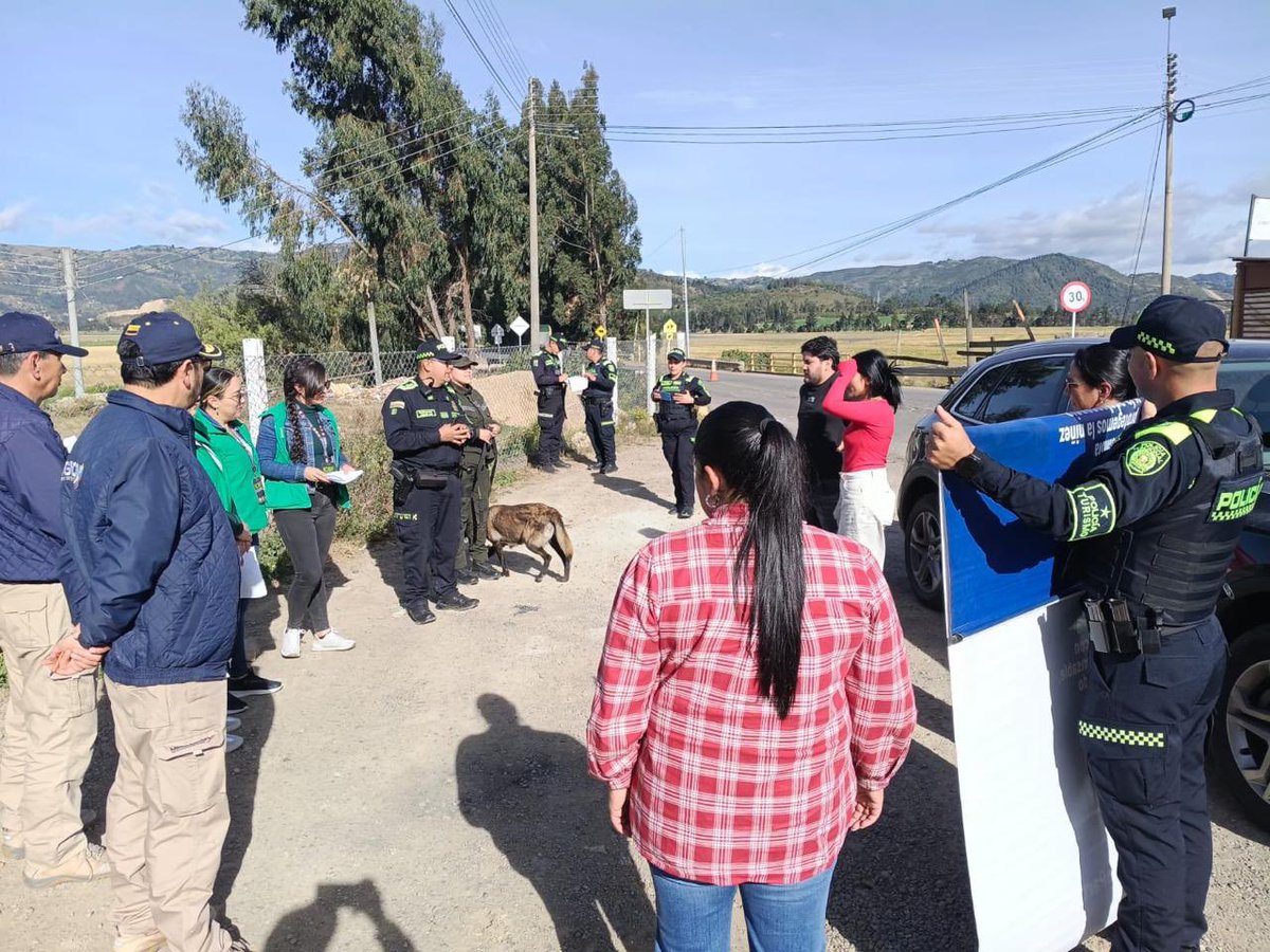 ICBFColombia's tweet photo. #BienestarBoyacá | Desde el Equipo Móvil de Protección Integral (EMPI) realizamos una jornada de sensibilización para prevenir la trata de personas y la explotación sexual comercial de niñas, niños y adolescentes en la vía Tunja–Samacá, junto a @ProteccionPonal y @MigracionCol. https://t.co/yzy2fVS4om
