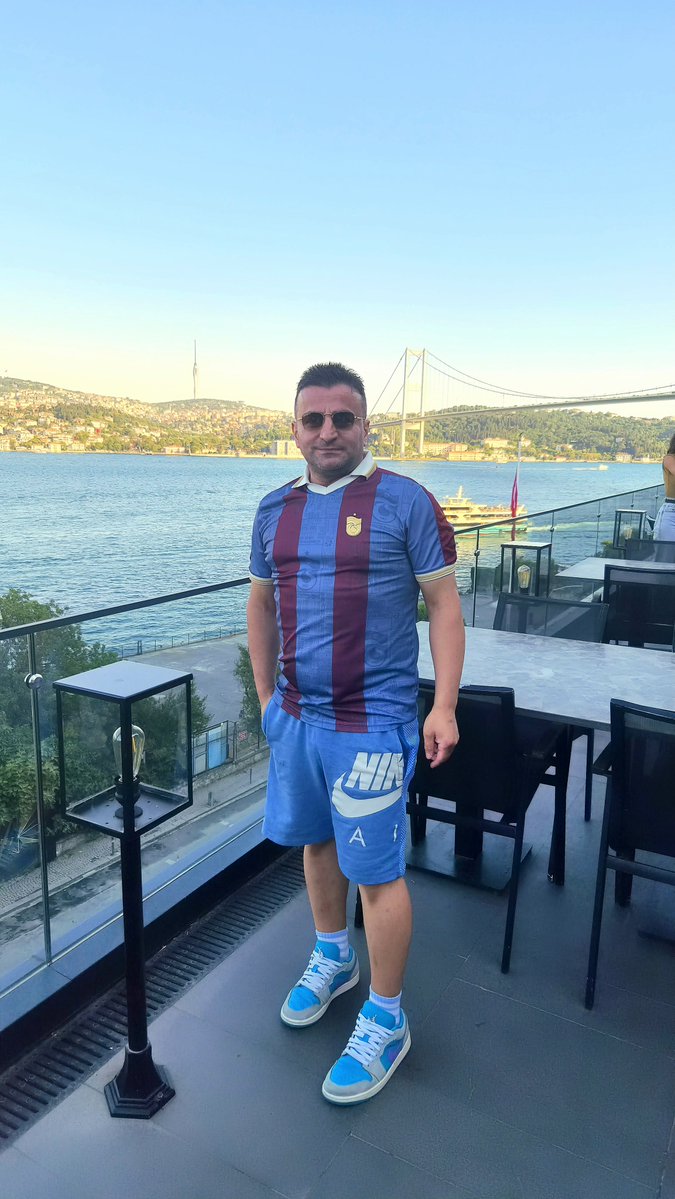 Efsanee61616161's tweet photo. Önümüzdeki Sezon Süper lig  şampiyonu Trabzonspor olacak 
Arkamdaki Boğaz köprüsünde Trabzonspor şanlı bayrağı sallanacak kombine ve forma alınsın  herkes 💙❤️
#Trabzonspor #forma #sampiyon https://t.co/dERjmkLiSg