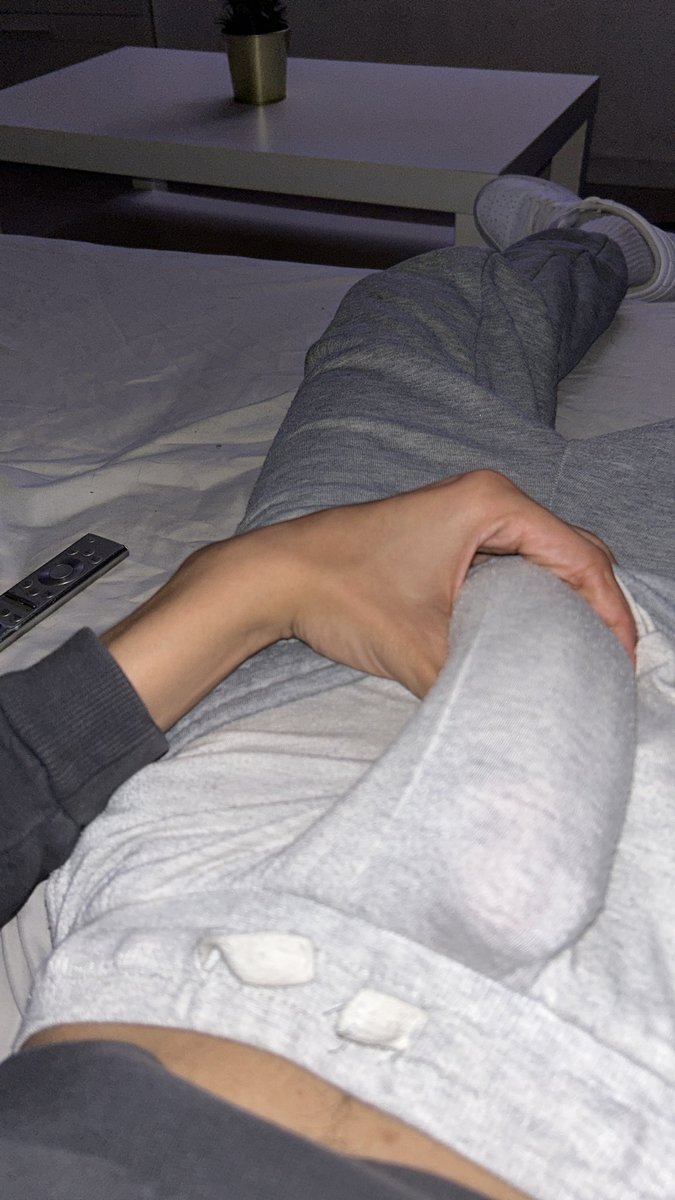 MarcOnX_'s tweet photo. Estos pantalones 🔥🔥 #gayboy #gayman #wata #GreySweatpants https://t.co/yEfWqifPI2