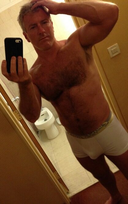 XNT7007's tweet photo. Such a hot dad! 🥵 https://t.co/snICH7xubJ
