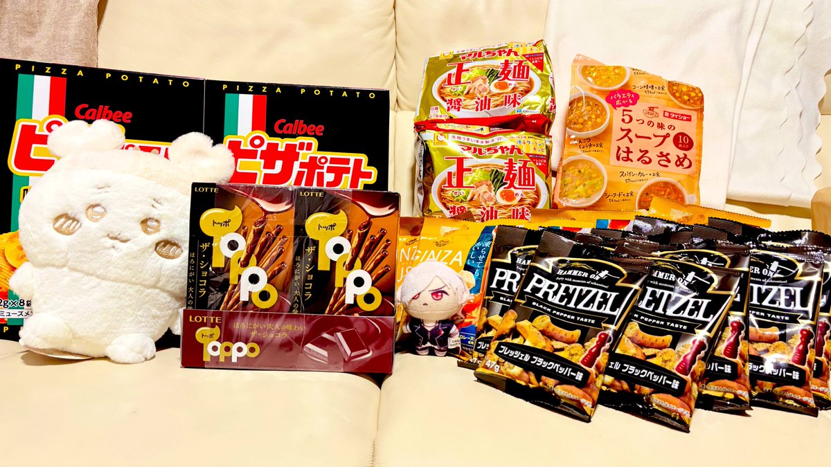 V_0119M's tweet photo. 暫く困らない量のお菓子とマルちゃん正麺😂
運動もせねば……… https://t.co/gITfKRHzCs