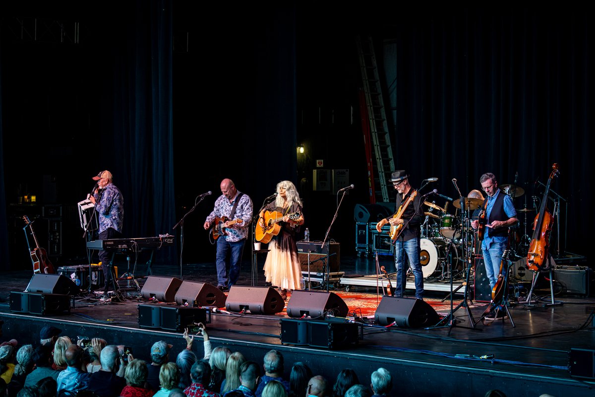 MeadowBrookAmp's tweet photo. A beautiful night with Graham Nash &amp; Emmylou Harris! 🌟

📸: Mirak Habbiyyieh https://t.co/iQ6PVPEt9p