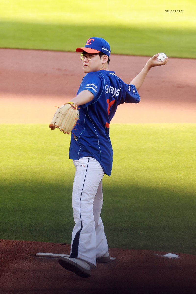 so_ssosom's tweet photo. 260726 한화이글스 시구 구마유시 

시구유시 ⚾️🦅

#Gumayusi #구마유시 #이민형 #HLEWIN https://t.co/DPHmj0DPM2