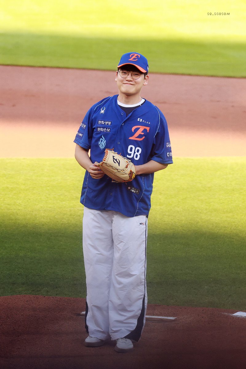 so_ssosom's tweet photo. 260726 한화이글스 시구 구마유시 

시구유시 ⚾️🦅

#Gumayusi #구마유시 #이민형 #HLEWIN https://t.co/DPHmj0DPM2