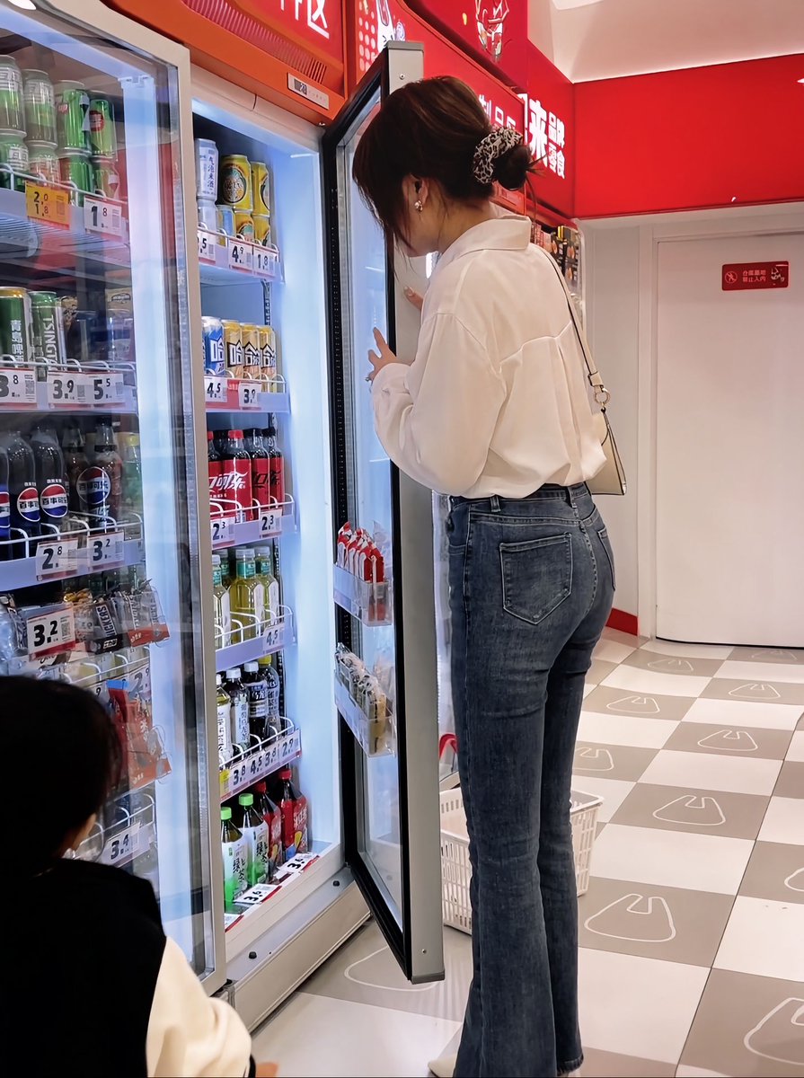 AAnTiiPaaTiKo's tweet photo. 刚在楼下便利店帮带娃的宝妈拎了重物，她塞了颗橘子给我，脆甜超开心！举手之劳的小温暖，今天的快乐是陌生人给的～， https://t.co/PF2LvbxDas