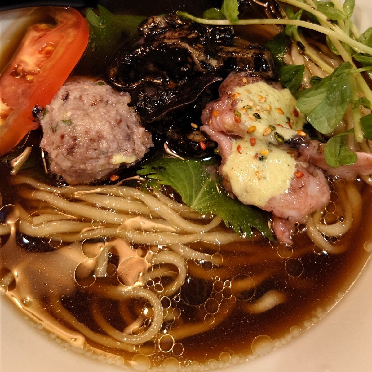 denwaha2ban's tweet photo. 新宿　麺堂にしき 新宿歌舞伎町店さん
【限定】烏賊の冷やしラーメン
ホタルイカとオクラの炊き込みご飯
アオリイカとオレンジのカルパッチョ〜柚子のソース〜

烏賊三昧です🦑
トー横の反対側の夜通し営業のお店でこれが出てくるんだから、東京凄いなって話😂
凝りに凝ってて旨い😋
シェフの一杯🙏 https://t.co/eD6BK1ZDyN