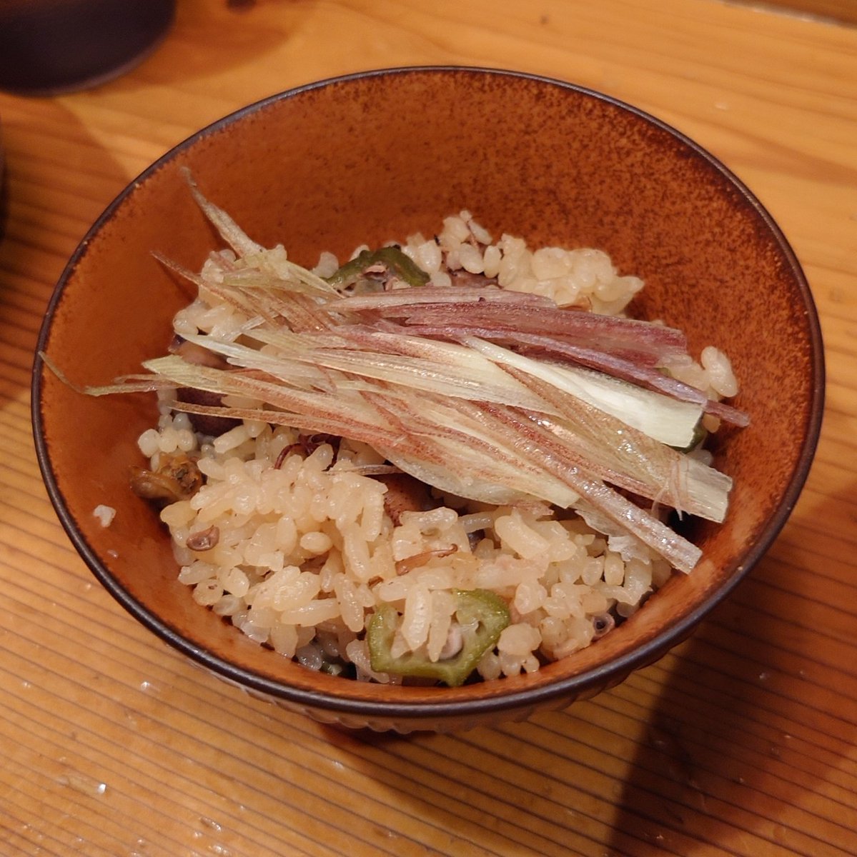 denwaha2ban's tweet photo. 新宿　麺堂にしき 新宿歌舞伎町店さん
【限定】烏賊の冷やしラーメン
ホタルイカとオクラの炊き込みご飯
アオリイカとオレンジのカルパッチョ〜柚子のソース〜

烏賊三昧です🦑
トー横の反対側の夜通し営業のお店でこれが出てくるんだから、東京凄いなって話😂
凝りに凝ってて旨い😋
シェフの一杯🙏 https://t.co/eD6BK1ZDyN