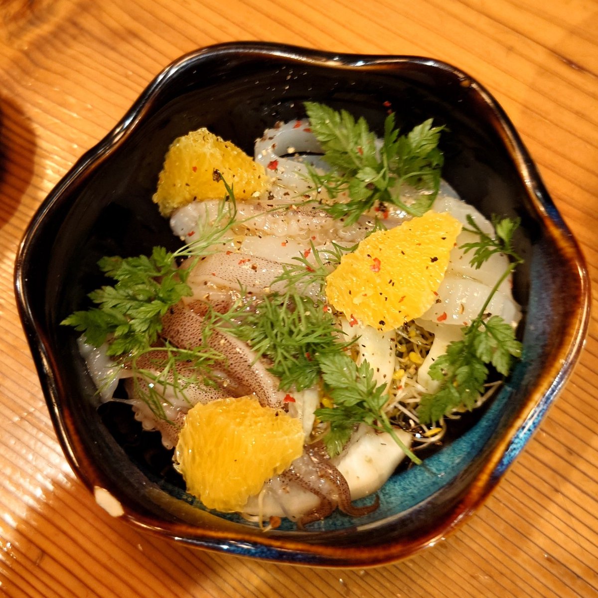 denwaha2ban's tweet photo. 新宿　麺堂にしき 新宿歌舞伎町店さん
【限定】烏賊の冷やしラーメン
ホタルイカとオクラの炊き込みご飯
アオリイカとオレンジのカルパッチョ〜柚子のソース〜

烏賊三昧です🦑
トー横の反対側の夜通し営業のお店でこれが出てくるんだから、東京凄いなって話😂
凝りに凝ってて旨い😋
シェフの一杯🙏 https://t.co/eD6BK1ZDyN