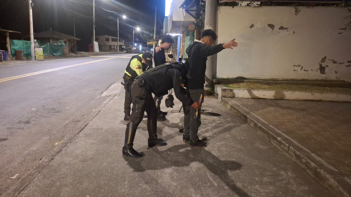 PoliciaEcZona3's tweet photo. 📍#CHIMBORAZO | DESPLEGAMOS ACCIONES COORDINADAS PARA FORTALECER LA SEGURIDAD 🚔
A través del Distrito #Guano-#Penipe, ejecutamos un operativo interinstitucional junto a la Comisaría Nacional del cantón Penipe, realizando controles preventivos para prevenir hechos delictivos. https://t.co/5Nv4LA60CX