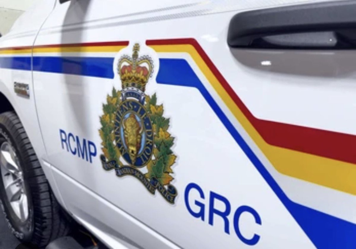 Mel_Cendrillon's tweet photo. Aujourd’hui, j’ai envie de prendre un moment pour remercier un policier de la GRC de Campbellton, au Nouveau-Brunswick.

Ma mère a été hospitalisée d’urgence. Elle était complètement désemparée. Son plus grand souci n’était même pas pour elle… c’était son chien, resté seul à la maison. Elle m’a appelée en pleurs, ne sachant plus quoi faire. De mon côté, j’habite en Alberta, complètement impuissante, incapable d’aller l’aider.

J’ai communiqué avec la GRC de Campbellton en espérant trouver une solution. Le policier est allé voir ma mère à l’hôpital, a pris le temps de l’écouter, de la rassurer et de lui expliquer qu’avec son autorisation, il irait récupérer son chien pour le confier temporairement à la SPCA, le temps qu’elle puisse recevoir les soins dont elle avait besoin.

Quand ma mère a compris ce qu’il était prêt à faire pour elle, elle s’est mise à pleurer. C’était des larmes de soulagement. Dans un moment où elle se sentait seule et inquiète, il lui a redonné un peu de paix d’esprit.

On entend souvent parler des interventions policières qui font les manchettes. Aujourd’hui, je voulais plutôt souligner un geste de compassion, d’humanité et de bienveillance. Ce policier n’a pas seulement pris soin d’une situation, il a pris soin d’une personne.

Du fond du cœur, merci. Vous avez fait une énorme différence pour ma mère… et pour moi aussi. ❤️🚓

@RCMPNB     @rcmpgrcpolice