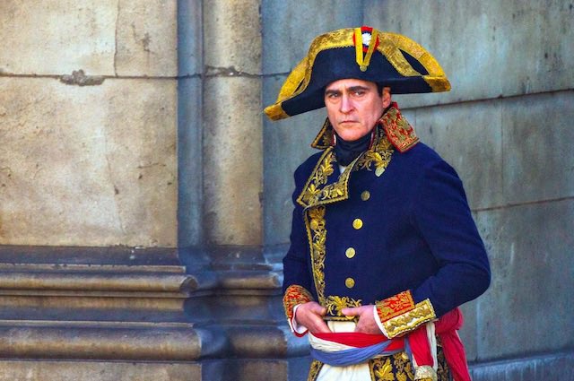 quatremer's tweet photo. Enfin vu le Napoléon de Ridley Scott sur @AppleTV . Enfin vu, j'ai craqué au bout d'une heure, car niveau daube digne d'une caricature britannique du XVIIIe siècle, j'ai rarement vu pire. Rien ne va, absolument rien. Pourtant j'avais mis la version française pour ne pas me taper Napoléon parlant anglais. 
Déjà, faire jouer un Napoléon jeune (24 ans au siège de Toulon en 1793) par un Joaquin Phoenix bien tapé de 52 ans, il fallait oser. Abel Gance avait  eu l'intelligence de choisir deux acteurs différents pour jouer Bonaparte puis Napoléon. 
Les erreurs historiques sont enfilées comme des perles (Bonaparte assistant à la mort de Marie-Antoinette alors qu'il combattait àToulon, ou faisant bombarder les pyramides, une série de batailles proprement salopées notamment en Egypte ou à Austerlitz - l'ordre de bataille napoléonien a échappé à notre Américain-, la mort de Robespierre, une ribambelle de révolutionnaires couards et jouisseurs, un Bonaparte trouillard et dont on peine à discerner le génie, etc), mais se taper les feux de l'amour napoléonien, c'est proprement insupportable. A la limite, s'il avait appelé son film "Napoléon et Joséphine, histoire d'un cocu", au moins on aurait su. Ridley Scott devrait se contenter des extraterrestres.