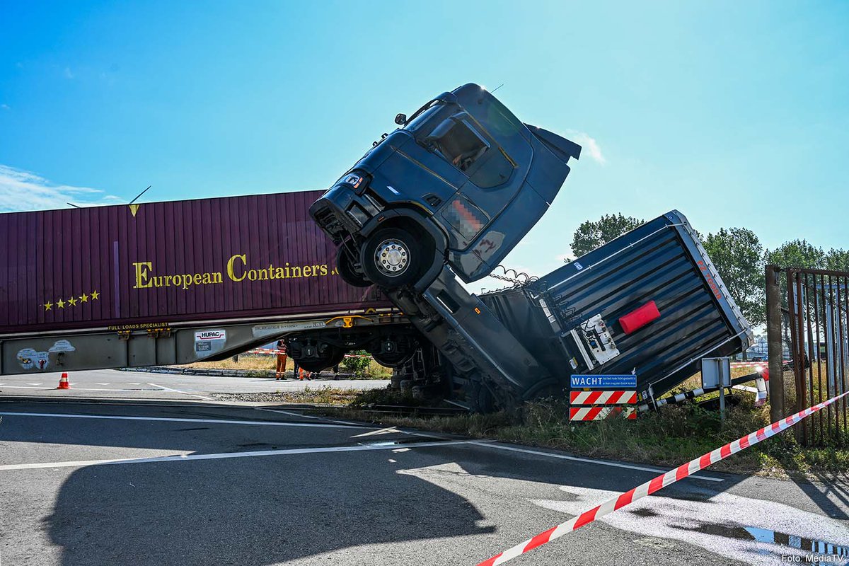 112 melding Vrachtwagen kantelt na botsing met goederentrein in Europoort Rotterdam