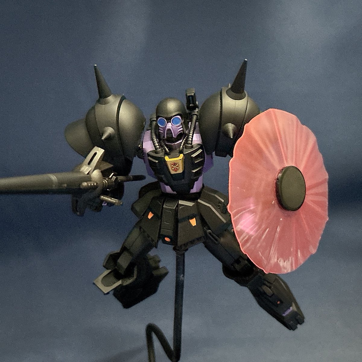 tanupura_hobby's tweet photo. おはようございます❗️🤗
今日も１日宜しくお願いします❗️😆

今日は機動戦士ガンダムF91よりデナンゾンです❗️🥳

宇宙世紀0123年にサイドⅣに侵攻したクロスボーンバンガードの主力量産型MS❗️
丸眼鏡みたいなツインアイが不気味です❗️😱

黒い機体はザビーネ・シャル率いる黒の戦隊所属機でした❗️😆 https://t.co/zVrxqiCqmb