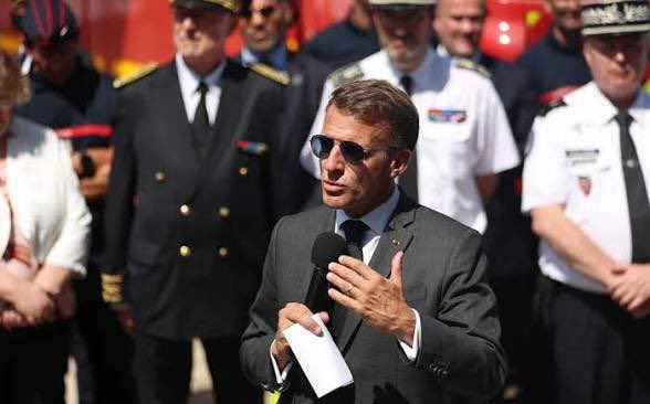 AlertesNewsFR24's tweet photo. ⚡️ FLASH | Emmanuel Macron présidera lundi 10h une cellule interministérielle de crise sur les incendies, au ministère de l’Intérieur, juste avant le Conseil des ministres à 11h.

➡️ En parallèle, Bercy réunit en urgence les professionnels du tourisme, de l’énergie, des télécoms et des assurances pour évaluer les conséquences économiques du désastre en Gironde et dans les Landes.

➡️ Autre alerte : 7 départements du pourtour méditerranéen (Pyrénées-Orientales, Aude, Hérault, Gard, Vaucluse, Bouches-du-Rhône, Var) seront en risque “élevé” de feux de forêt lundi. #Gironde #incendies

Sources : CNews, ICI