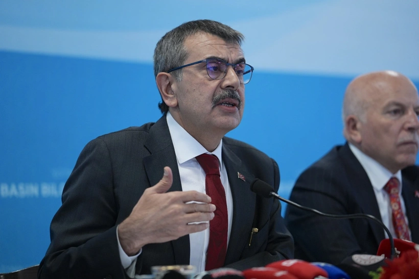 yirmiucderece's tweet photo. Bakan Yusuf Tekin'in Erzurum'da gazetecilere dağıttığı hediyeler sosyal medyada gündem oldu!

Erzurum ziyareti kapsamında düzenlenen basın toplantısına katılan gazetecilere, içinde iPad ve anahtarlık bulunan hediye paketleri dağıtıldı. 

Dağıtılan tablet modellerinin piyasa değerinin 20 bin ile 45 bin TL arasında değiştiğinin belirtilmesi, dijital mecralarda geniş yankı uyandırdı.