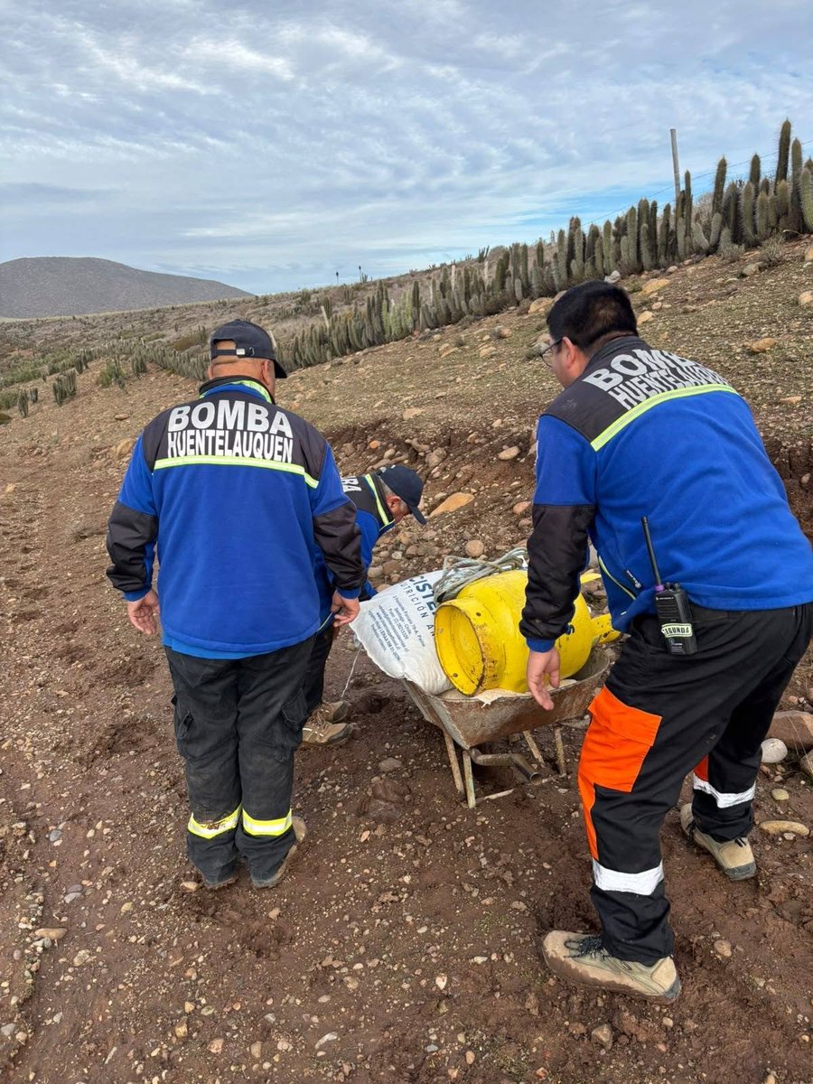 alegriagonzaa's tweet photo. 🇨🇱#Canela Ni el barro, ni los caminos destruidos lograron detenerlos. Cuando el 4x4 ya no pudo avanzar y la carretilla tampoco fue suficiente, los voluntarios de Bomberos de #Huentelauquén cargaron la ayuda al hombro y caminaron hasta llegar a las familias afectadas. https://t.co/G3oC3fzvSq