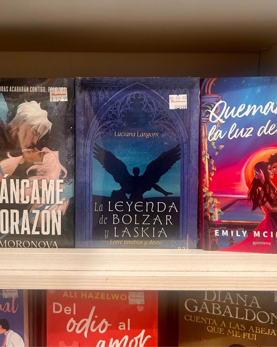 lmlangoni's tweet photo. Hay algo muy especial en encontrar tu historia entre tantos libros. 💙

La leyenda de Bolzar y Laskia ya está llegando a las librerías y no puedo dejar de emocionarme cada vez que la veo en un estante.
Si la encuentras, llévala contigo. 

✨ También disponible en Amazon y Kindle. https://t.co/0tCptOMhX3
