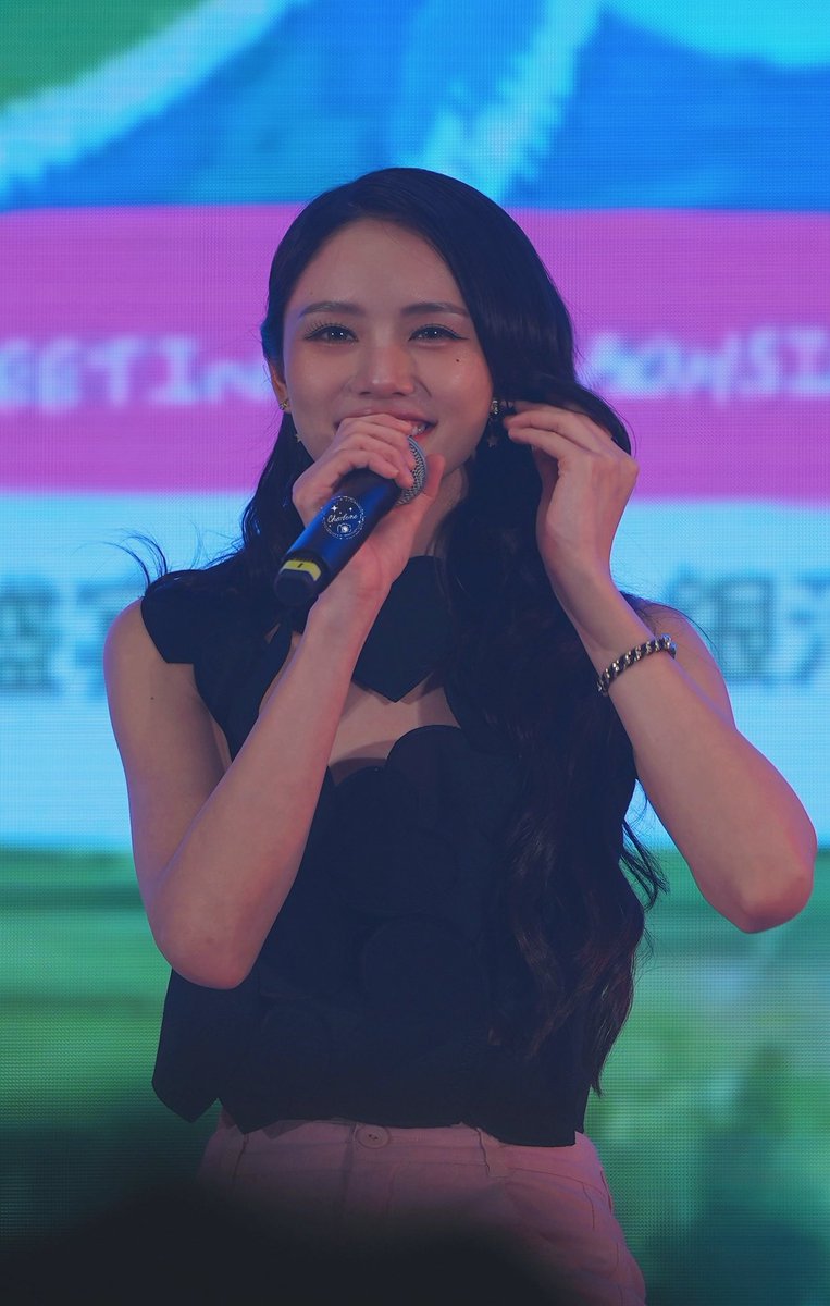 Charlene12451's tweet photo. A vision of elegance. 

#LMSY2026FANMEETINGINKaohsiung
#ลูกหมีซอนญ่า #LMSY 
#lmlookmhee https://t.co/TgWkEYsaZZ