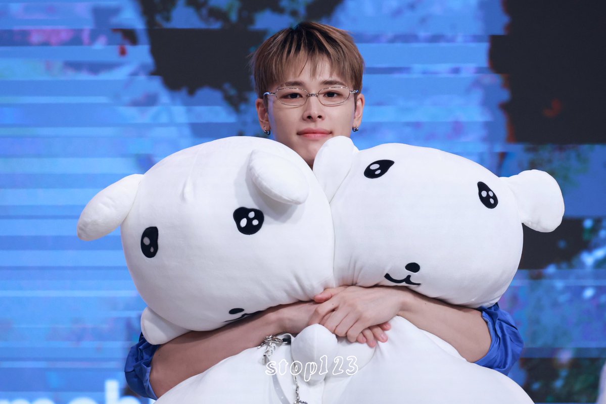 Stop123_Memory's tweet photo. 2026.7.26 taipei fairytale
😎vs🥺
#nexz #HARU #하루 #ハル https://t.co/vFblo2C8Jb