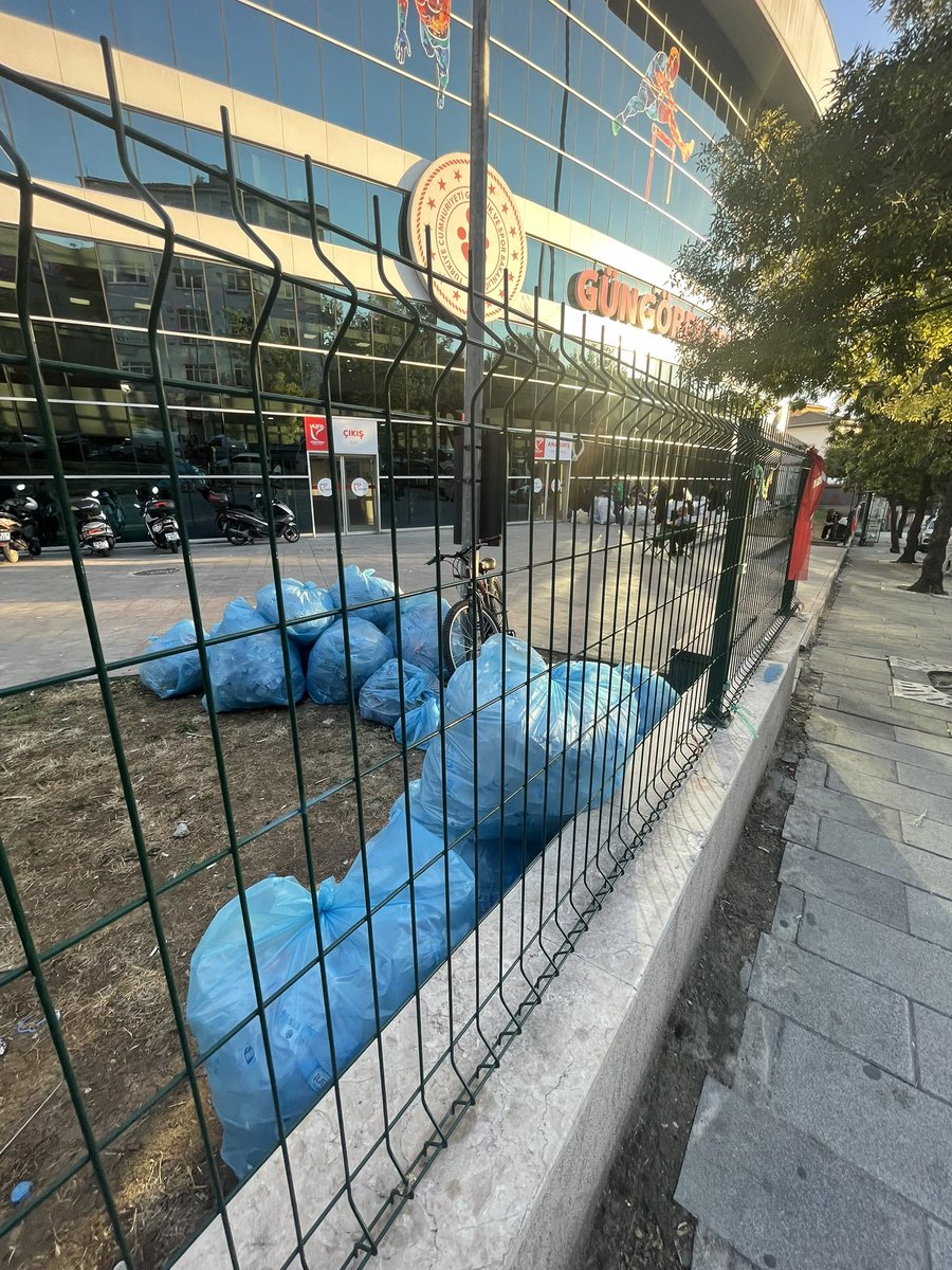 CanCeliik's tweet photo. Öğrencilere yere pet şişelerinizi atmayın diye kendimizi paraladık. Geldiğimiz sonuç ortada. Bizim millete paradan bahset yeter ki bazıları kendilerini satar https://t.co/aWm4UZfF09