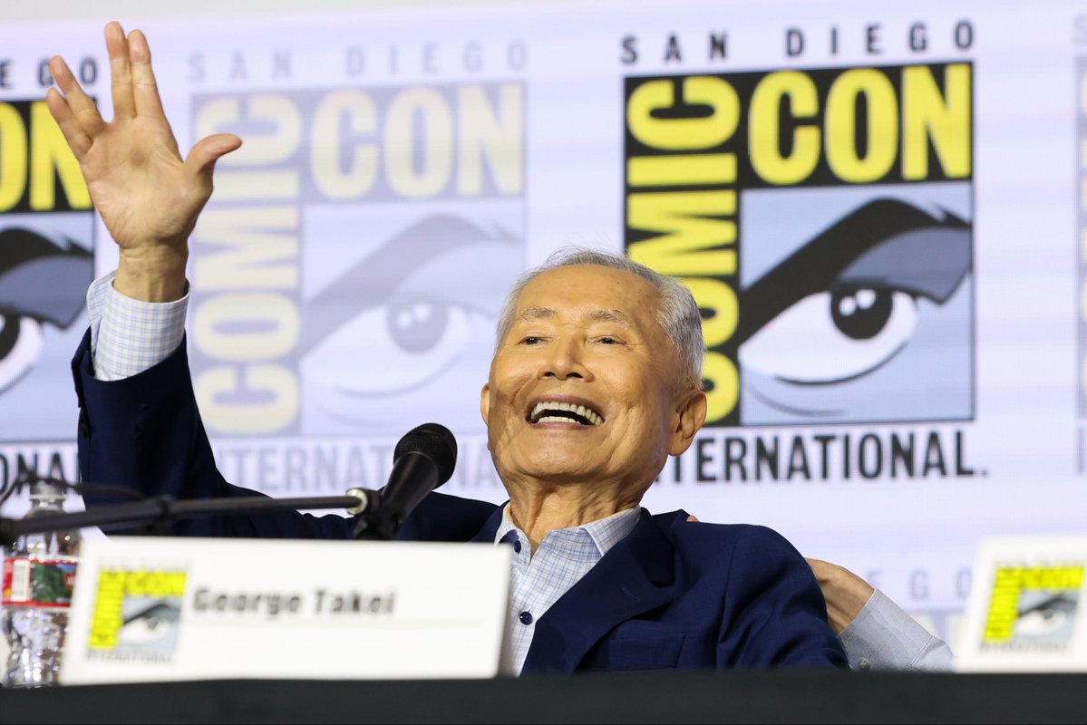 TrekMovie's tweet photo. The panelists and fans in Hall H gave George Takei a standing ovation. 
#StarTrek #SDCC https://t.co/DBVuqZ30uT