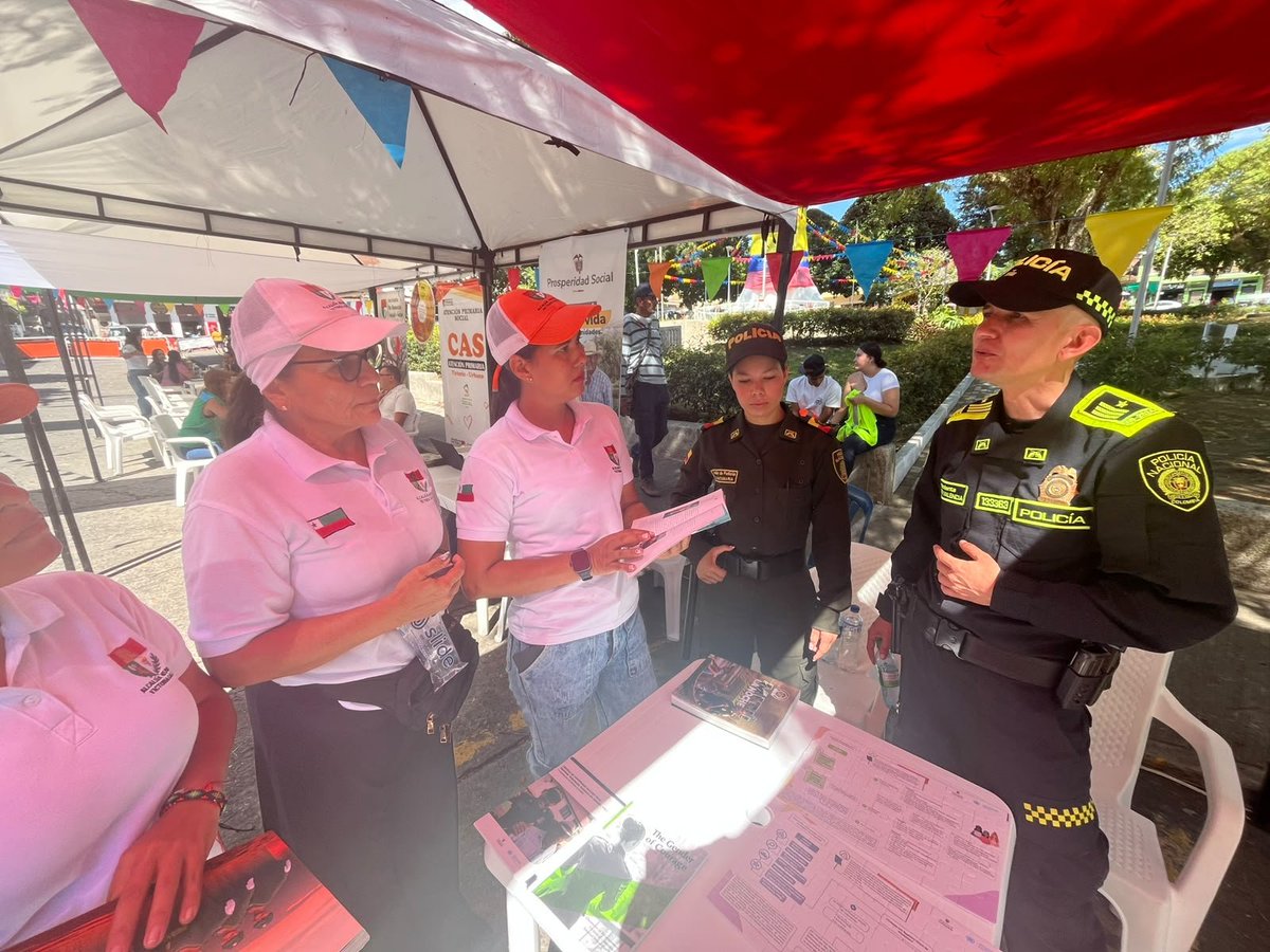 PoliciaUNIPEP's tweet photo. junto a @UnidadVictimas en #Norcasia, garantizamos el acceso a la justicia, la reparación y la verdad para integrantes de la Fuerza Pública y sus familias, a través de una Jornada de Declaración, Acreditación y Caracterización, que también contó con un stand de memoria histórica. https://t.co/je4dTqvpBo