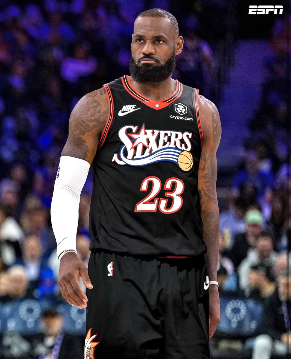 PhilaFanCentral's tweet photo. LeBron James played his first NBA game in Philadelphia in December 2003.

The arena name had just changed from the First Union Center to the Wachovia Center.

The Sixers’ current throwback jerseys were the primary uniform.

Mindblowing longevity. 🤯 https://t.co/nFpRG9AEc1