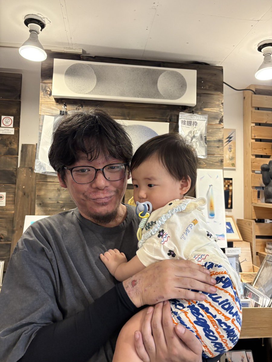 akio_takimoto's tweet photo. 今日は本当に色々な方が来てくれて、本当に早い1日だった。
昼から全額装したので、キャプションなどを色々と準備していたら13時から来客。そこからラストは23時まで。
ラボらしい展開でした。
そしてRimジュニアと初対面。
この子は天才になるはずです！
明日は15時からだよ。ほんと。 https://t.co/FfvCzR71L6