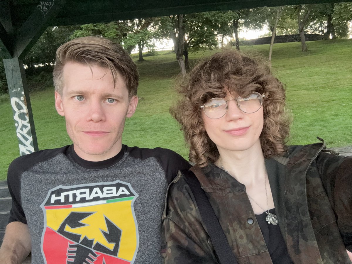 NEVERLOGGINGOUT's tweet photo. When you have a boyfriend https://t.co/hjM2t5Eejw