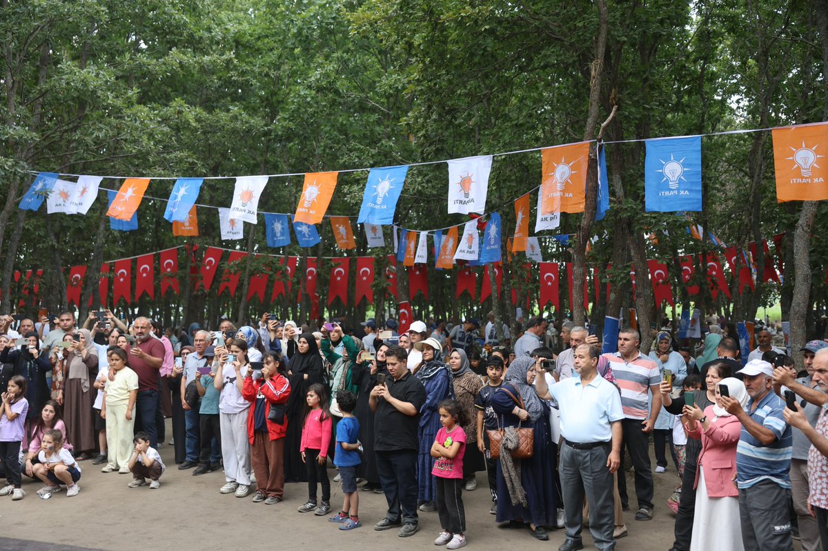mustafademir's tweet photo. 📍 İstanbul | Esenyurt

Esenyurt teşkilatımız, 10 bini aşkın teşkilat mensubumuzun katılımıyla çok görkemli piknik buluşmalarından birine ev sahipliği yaptı.

Bu büyük buluşmada dava arkadaşlarımızla hasret giderdik, birlik ve beraberliğimizi daha da pekiştirdik.

Böylesi büyük bir organizasyona emek veren, gönül veren ve gayretle çalışan tüm teşkilat mensuplarımıza yürekten teşekkür ediyorum. Rabbim birliğimizi ve beraberliğimizi daim eylesin.

@togaycobann
@AkEsenyurt