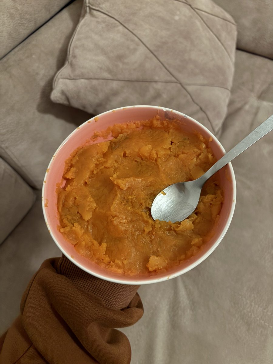 busorexic's tweet photo. sweet potato puree, no butter or milk or anything, just sweet potato and water 

so yum 😋

300 cals https://t.co/ZzokFificL