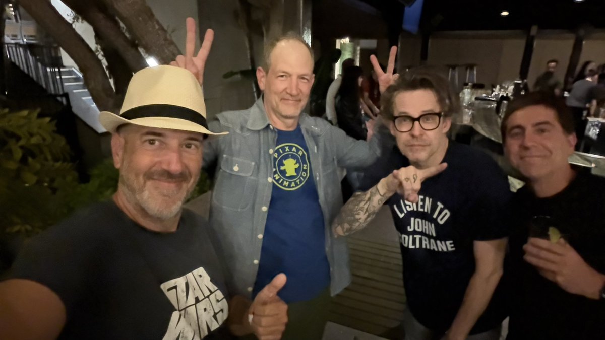 Akira_Comics's tweet photo. De las cosas más chulas de la ComicCon de San Diego es poder conocer a gente tan notable como maravillosa en lugares como la terraza de DC, un lugar muy exclusivo al que tenemos el lujo de entrar gracias a Pepe Caldelas, un buen amigo y el (posiblemente) mejor agente de autores del mundo.

  En la terraza de DC se puede compartir rato y buenos momentos con leyendas del cómic como Tom Taylor, Matt Fraction o el Vicepresidente de DC Larry Ganem, uno de los grandes responsables del éxito actual de DC y una increíble persona.

1.- Larry Ganem, Jillian Koblish y Kate Henning 
2.- Jim Chadwich
3.- Tom Taylor y Terry Dodson
4.- Matt Fraction y Terry Dodson

Millones de gracias a Pepe y a DC por abrirnos las puertas y tratarnos tan bien cada año en la terraza de DC.