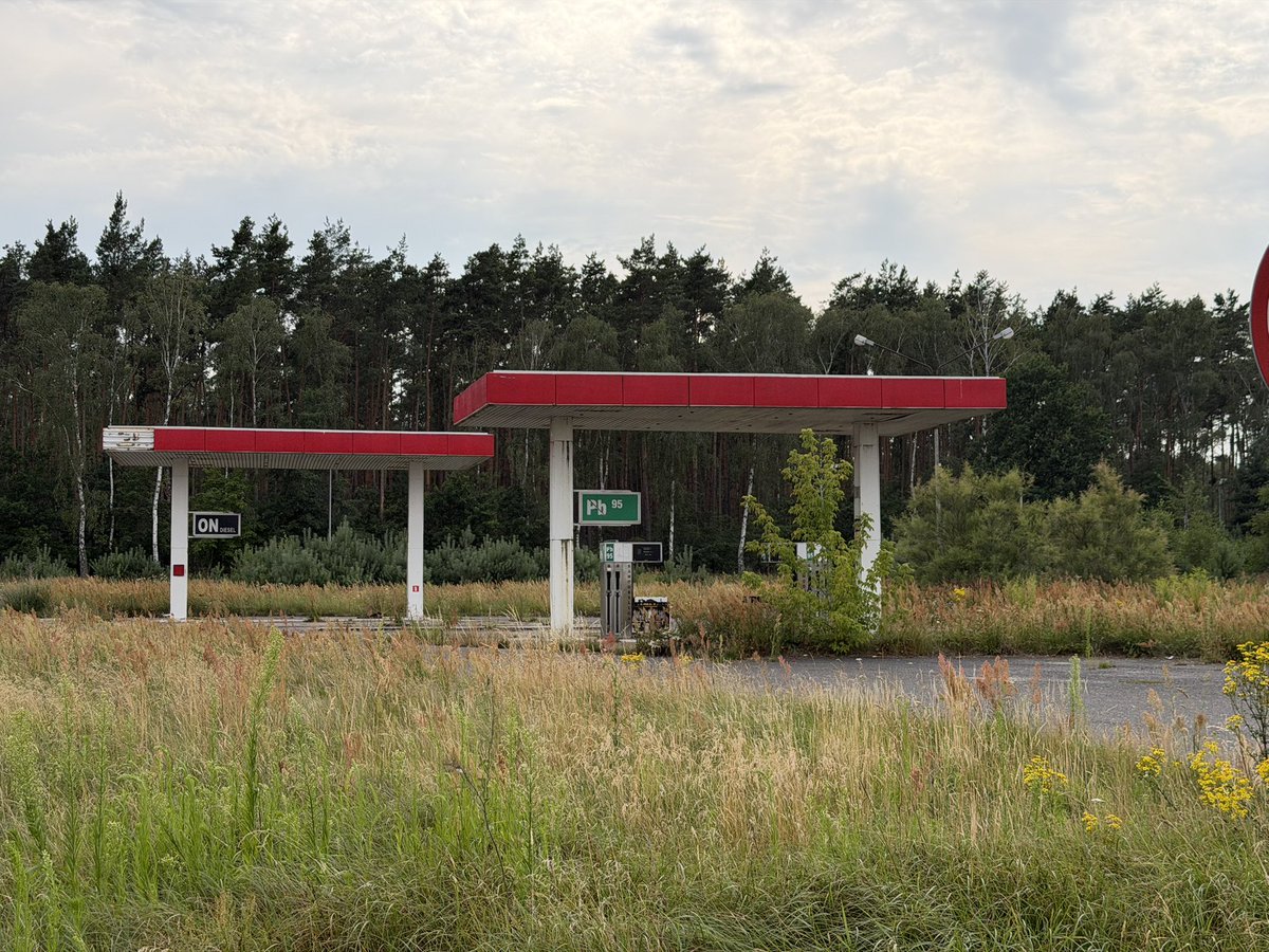 robsoniqe's tweet photo. Całkiem sympatyczny wynik #TeslaY 100-45% - 280 km i ładowanie 15 minut na SUC Koszalin i powrót już na tej baterii do domu. Przyjazd na 21%. No i piękny relikt naszych czasów po drodze - opuszczona stacja chociaż dystrybutory jak nowe. https://t.co/iZT4wlC0DJ