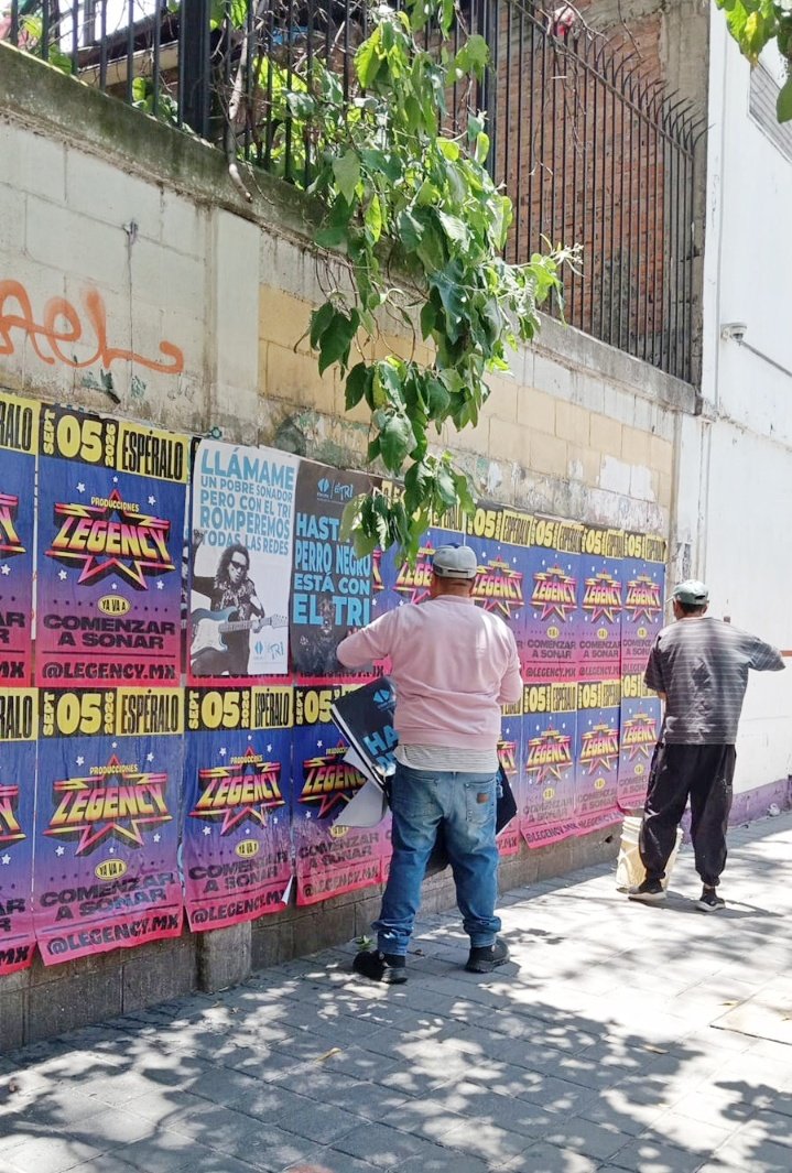 LaColoniaJuarez's tweet photo. Lástima que los policías que cubren #ColoniaJuarez no quieran hacer nunca nada contra los infractores. 
Por ejemplo, nunca actúan contra empresas que vienen a tapizar la propiedad privada con papeles que terminan en las calles y tapando coladeras. Según tienen permiso de la @AlcCuauhtemocMx.
Al menos sal a desmentir eso, @AlessandraRdlv. Tienen un muladar las calles.