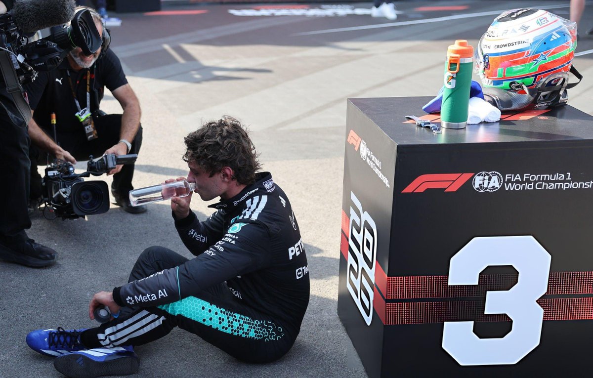 tendrefin's tweet photo. my heart hurts seeing him like this :(( https://t.co/h2jplpwEop