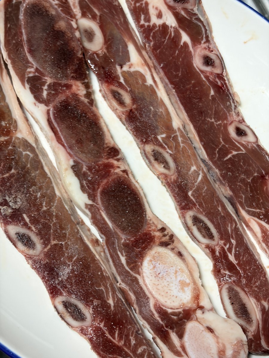 yurinium's tweet photo. 明日喰らう骨付き牛肉の仕込みしてる https://t.co/HBiAAWt7KR