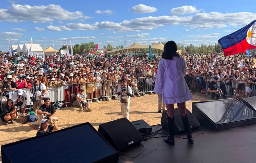 echoninediary's tweet photo. Our singing Ate Nini. 🥹🎤💛🇬🇧

#JanineGutierrez
 #barriofiestacaravanlondon2026 https://t.co/4WoOp2GYQm